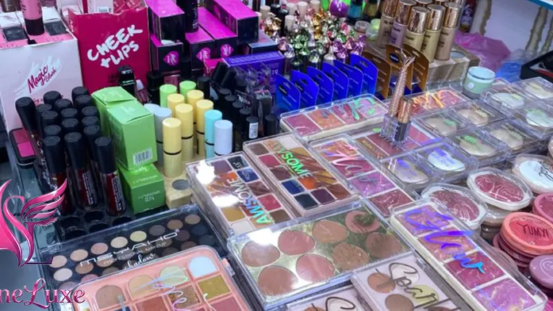 پک محصولات مراقبت از پوست عمده شامل سرم ویتامین سی و آبرسان برای تامین موجودی فروشگاه